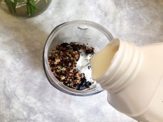6、超健康巨美味高颜值的酸奶蓝莓藜麦糊糊,加入酸奶