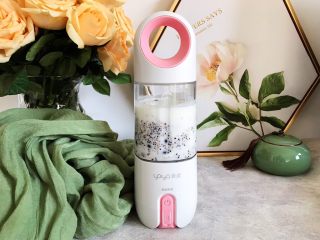 7、超健康巨美味高颜值的酸奶蓝莓藜麦糊糊,盖上盖子，拧紧，这里要注意的是，食材不要放太满，八分就可以了，以免影响搅拌