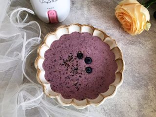 9、超健康巨美味高颜值的酸奶蓝莓藜麦糊糊,将糊糊倒入你所喜欢的器皿内，摆放上留出备用的蓝莓，再随意撒上留出备用的藜麦