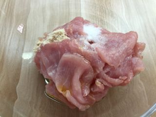 2、孜然辣肉片,加入盐，鸡粉，菜籽油