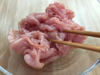 3、孜然辣肉片, 搅拌均匀腌制20分钟