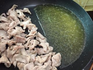 6、孜然辣肉片,把油沥干(我是夹出码在碗里)