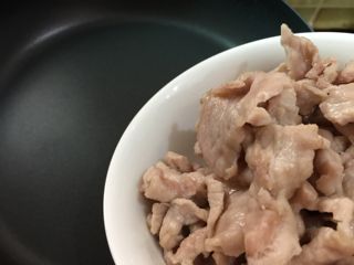 7、孜然辣肉片,用厨房纸把锅擦干，再把肉片片倒入锅里
