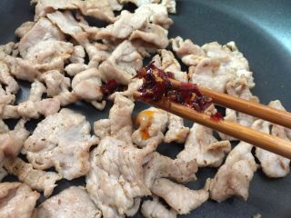10、孜然辣肉片,加入辣椒酱再次翻炒均匀