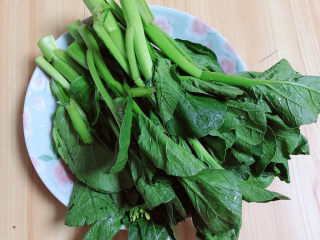 1、清炒菜心,准备好菜心，洗净待用。