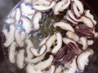 6、清炒菜心,再烫一下蘑菇待用。