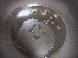 7、清炒菜心,锅中倒入油，加热至五成热，爆香花椒粒。