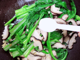 11、清炒菜心,加入一勺盐。