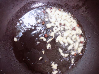 8、清炒菜心,放入蒜末爆香。