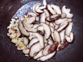 9、清炒菜心,放入香菇翻炒均匀。