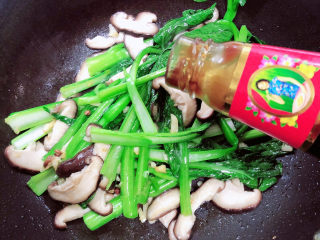 12、清炒菜心,加入蚝油。