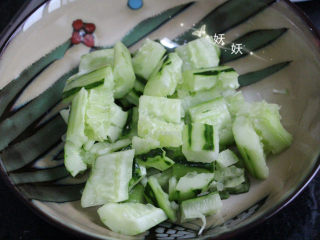 5、口水鸡,黄瓜去皮，用刀拍扁，切成小段。