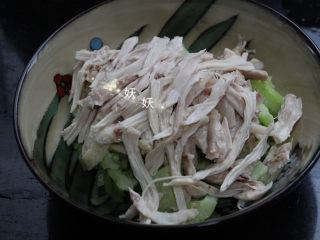 6、口水鸡,铺上鸡丝。