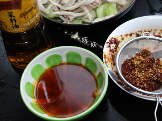 10、口水鸡,待油温稍微回落一些，将油分三次倒入辣椒粉，用漏勺滤出红油。