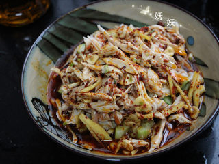 12、口水鸡,浇在鸡丝上。