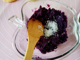 2、#感恩节食谱#南瓜馅饼,趁热去皮加糖压成泥