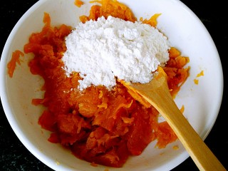 4、#感恩节食谱#南瓜馅饼,南瓜蒸熟后取肉趁热加糯米粉