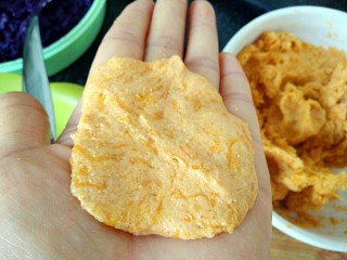 7、#感恩节食谱#南瓜馅饼,按扁