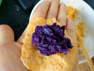 8、#感恩节食谱#南瓜馅饼,放进紫薯馅