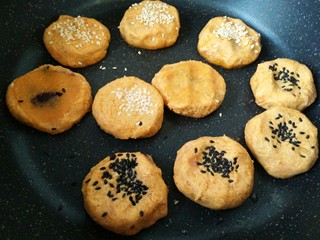 11、#感恩节食谱#南瓜馅饼,撒适量芝麻按扁