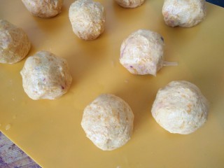 9、#感恩节食谱#南瓜馅饼,包好放油纸上备用