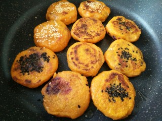 12、#感恩节食谱#南瓜馅饼,两面煎，两边焦黄就可以了