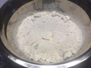 1、全麦司康~超简单无油低脂版,全麦粉和泡打粉混合均匀