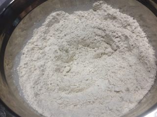 2、全麦司康~超简单无油低脂版,加入砂糖、盐混合均匀