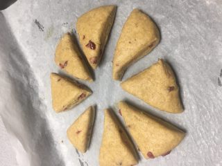 8、全麦司康~超简单无油低脂版,对角切成八等份