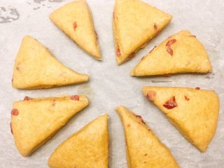 10、全麦司康~超简单无油低脂版,表面可以刷蛋黄液（可省略）刷了蛋黄液烤起来更香哟