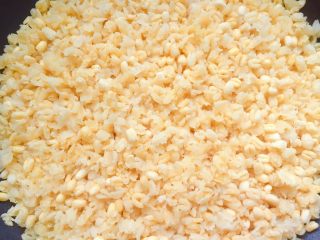 3、蔓越梅绿豆糕,蒸了25分钟后，绿豆已经开花、蒸熟透了。