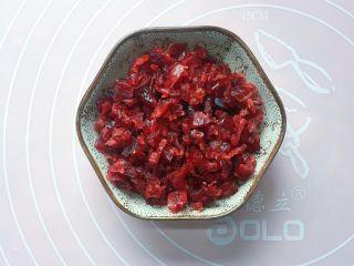 5、蔓越梅绿豆糕,蔓越梅切碎备用。