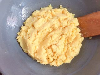 7、蔓越梅绿豆糕,取一不粘锅，倒入玉米油和绿豆泥，不停翻炒让绿豆泥完全吸收油分（全程小火翻炒）。