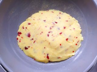 10、蔓越梅绿豆糕,然后加入蔓越梅碎，翻拌均匀。