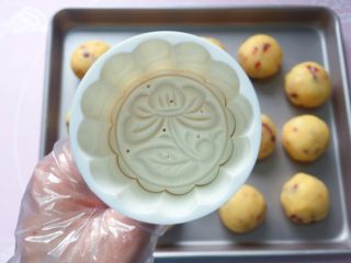 12、蔓越梅绿豆糕,准备模具，放上自己喜欢的花形，模具可刷一层熟的植物油。