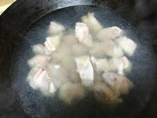 1、红烧猪蹄,裕滨纯粮年猪带筋猪蹄用水焯一下，煮出浮沫血水，捞出沥干待用；