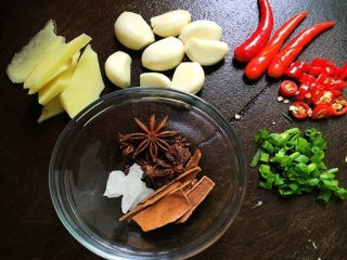 2、红烧猪蹄,准备生姜、大蒜、辣椒、葱花、八角、桂皮、冰糖；