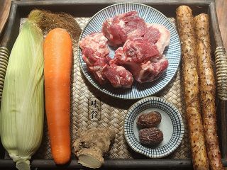 1、玉米须胡萝卜淮山煲猪骨,准备好材料；