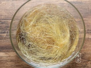 4、玉米须胡萝卜淮山煲猪骨,将玉米须用清水浸泡洗净待用；