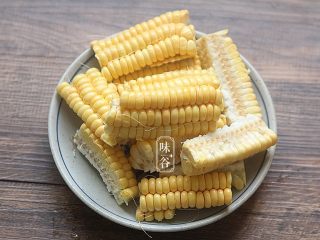 5、玉米须胡萝卜淮山煲猪骨,玉米洗干净切成小块。