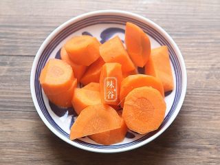 6、玉米须胡萝卜淮山煲猪骨,胡萝卜去皮切块；