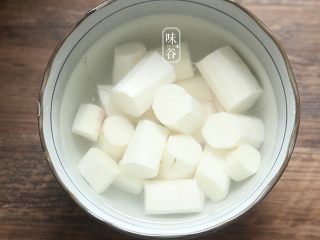 7、玉米须胡萝卜淮山煲猪骨,淮山去皮切小块放清水里泡着以防变黑。