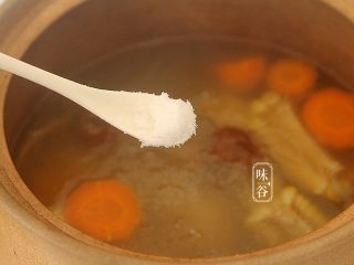 11、玉米须胡萝卜淮山煲猪骨,关火前加入适量的食盐调味即可。