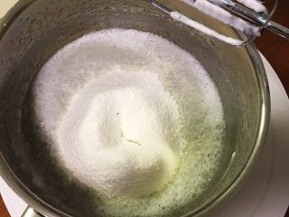 7、红枣蛋糕卷,过筛低筋粉。