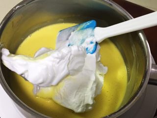 10、红枣蛋糕卷,取三分之一的蛋白霜加入到蛋黄糊中。