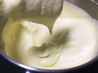 13、红枣蛋糕卷,继续翻拌50次左右，蛋糕糊浓稠细腻，没有疙瘩和气泡。