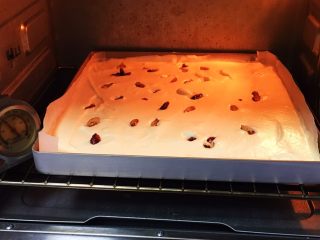 16、红枣蛋糕卷,烤箱预热至150度，金盘送入烤箱，烤制20分钟。