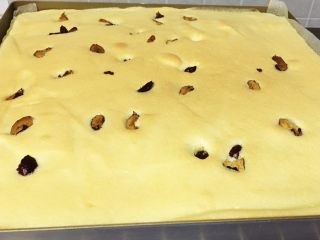 17、红枣蛋糕卷,烤完立即拿出。