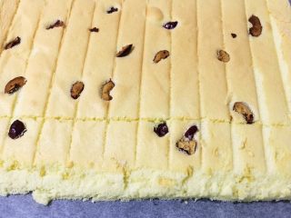 21、红枣蛋糕卷,需要卷的一头切45度的斜坡。