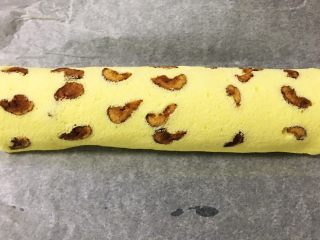 22、红枣蛋糕卷,烤盘纸辅助卷起来，趁热的时候就卷。